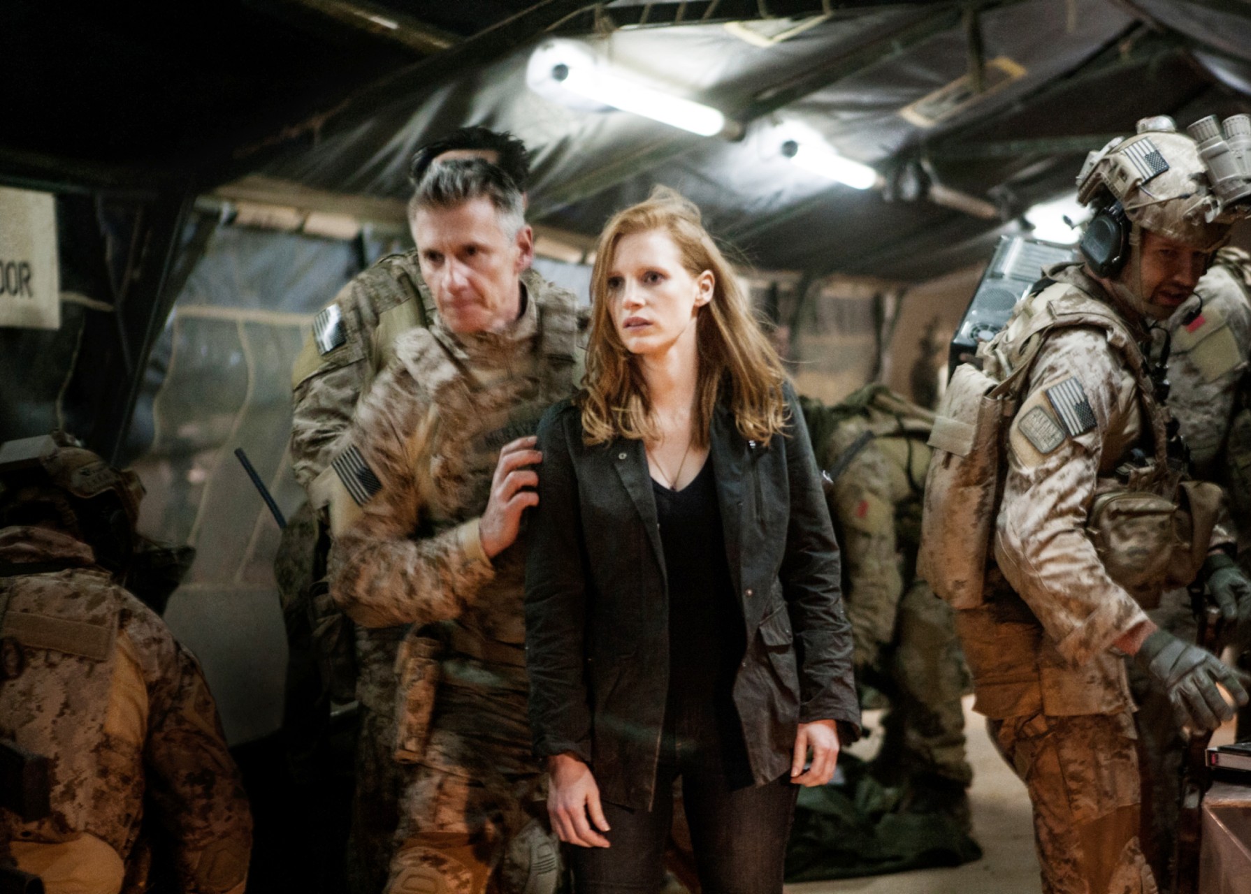 Christopher Stanley, Jessica Chastain, Alex Corbet Burcher in Zero Dark Thirty